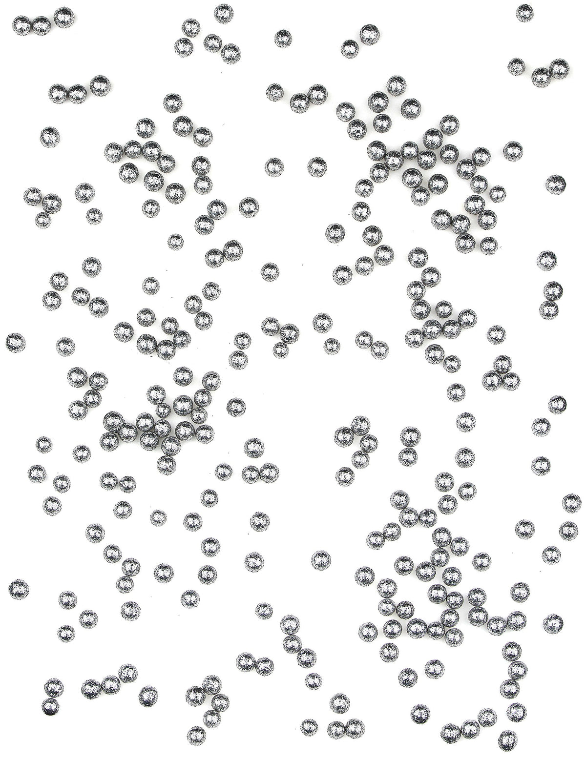Gros plan sur les confettis de table mini boules pailletées argentées