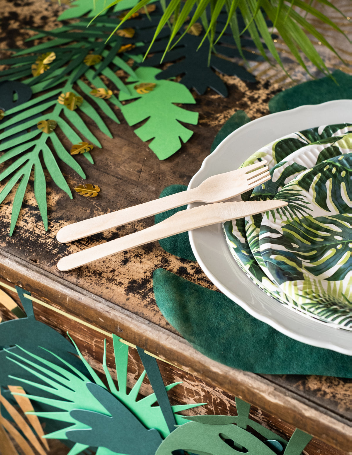 Mise en situation des couverts naturels pour fête en bois assortis