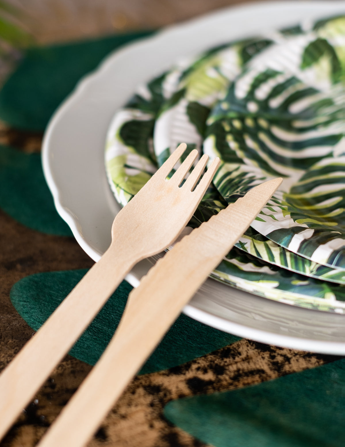Gros plan sur la fourchette et le couteau des couverts naturels pour fête en bois assortis