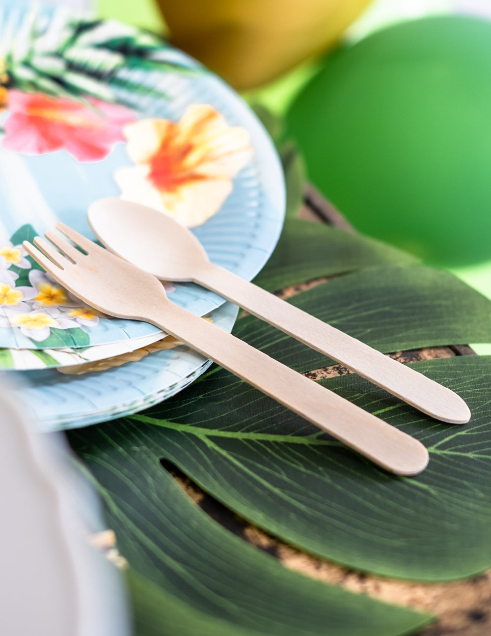 Détail de la fourchette et de la cuillère des couverts naturels pour fête en bois assortis