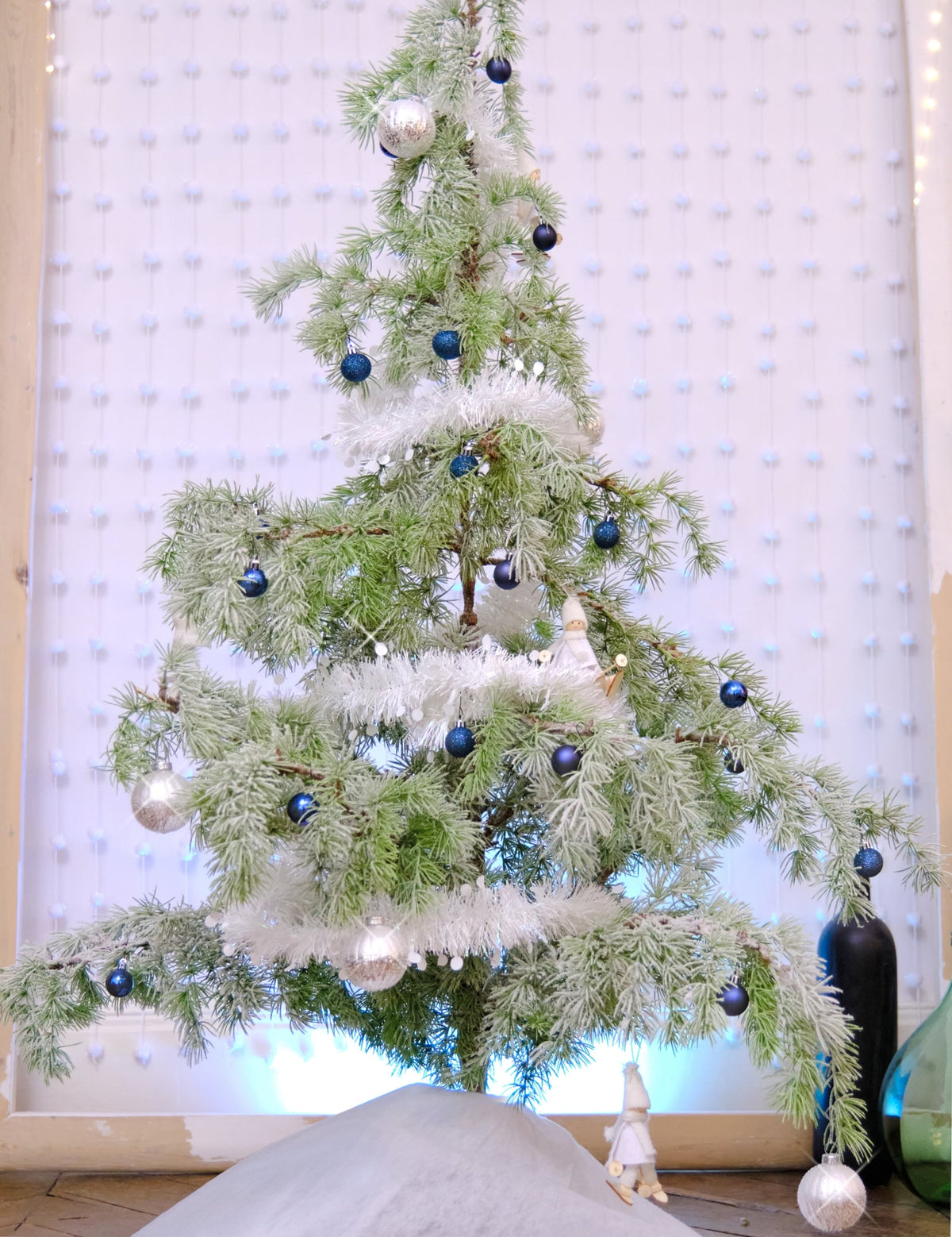 Mise en situation sur un sapin des mini boules de noël bleu nuit mates et brillantes