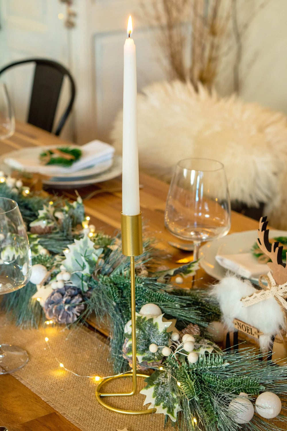 Em cima de uma mesa de festa, velas, candelabros, archotes para decoração de festa