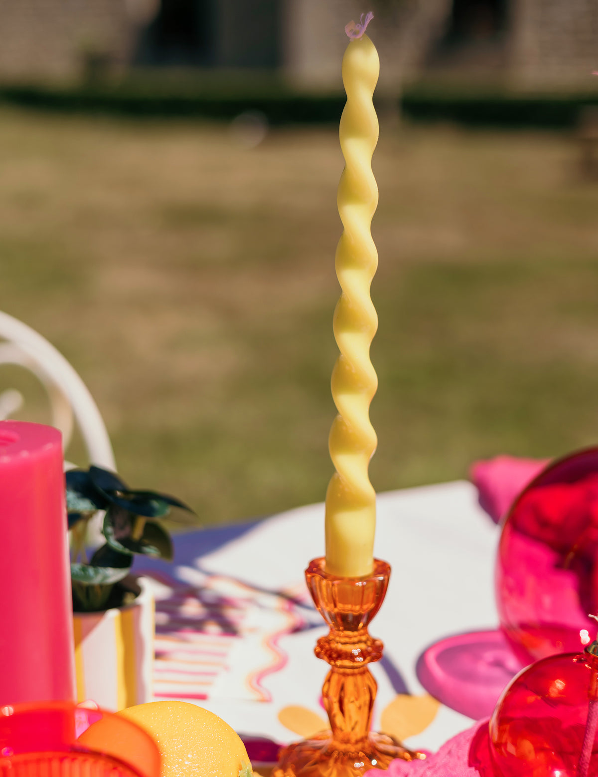 2 Velas de castiçal torcidas amarelas 25 cm