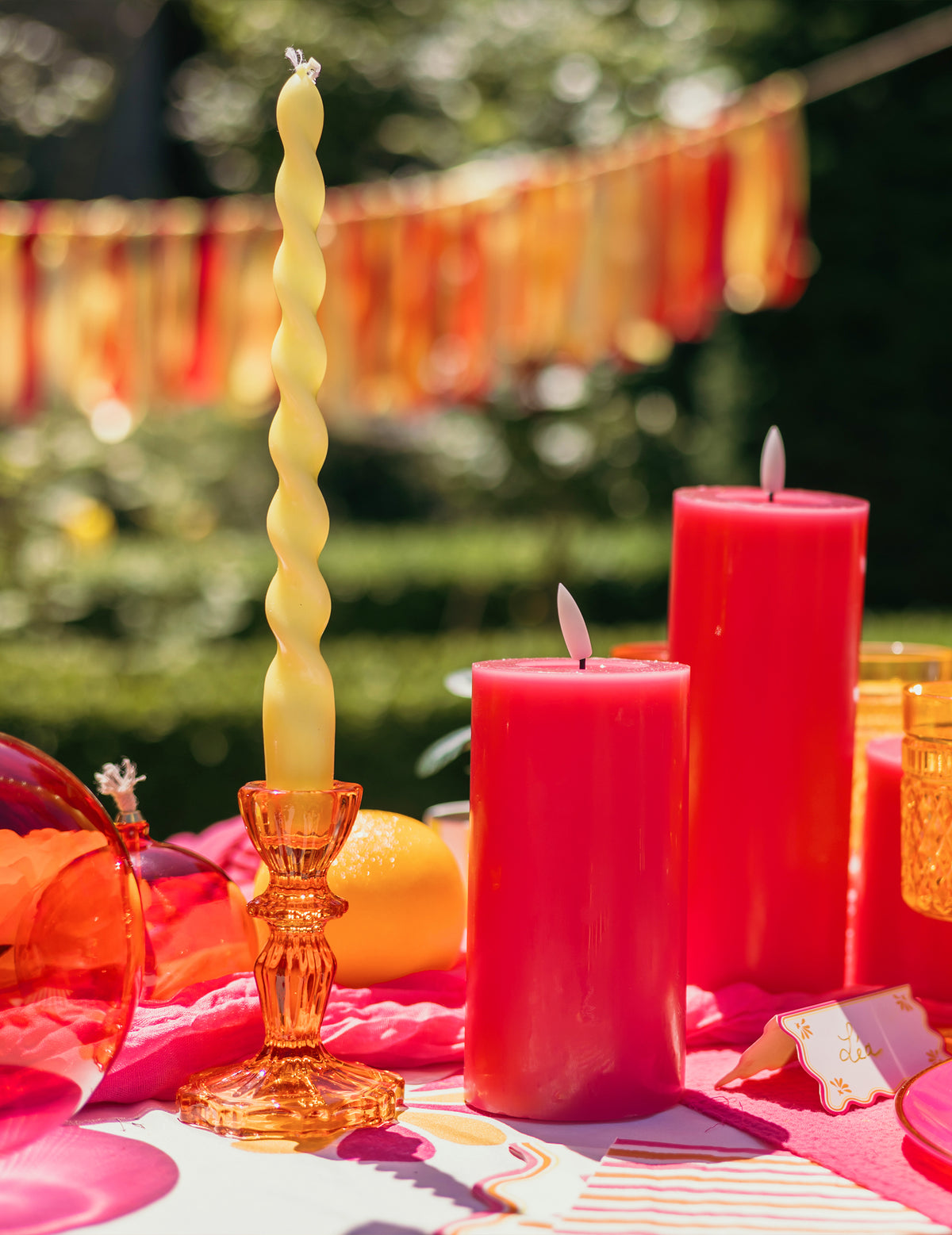 2 Velas de castiçal torcidas amarelas 25 cm