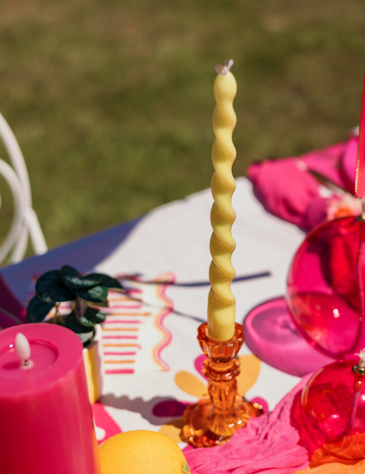 2 Velas de castiçal torcidas amarelas 25 cm