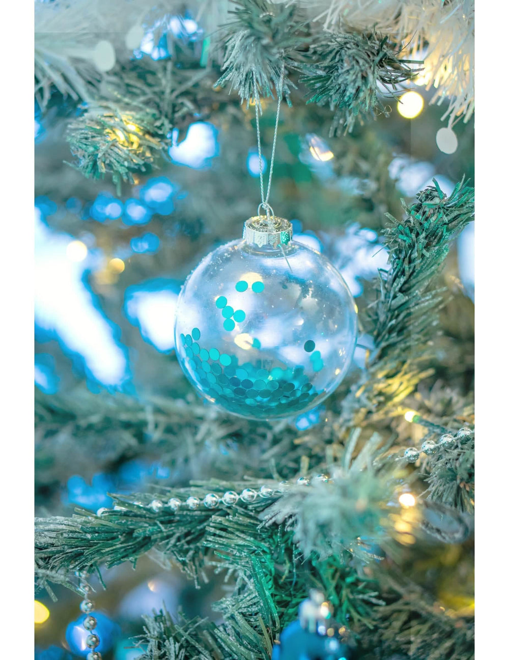 Colocação na árvore de bolas de vidro de natal para árvore transparentes com brilhantes azuis