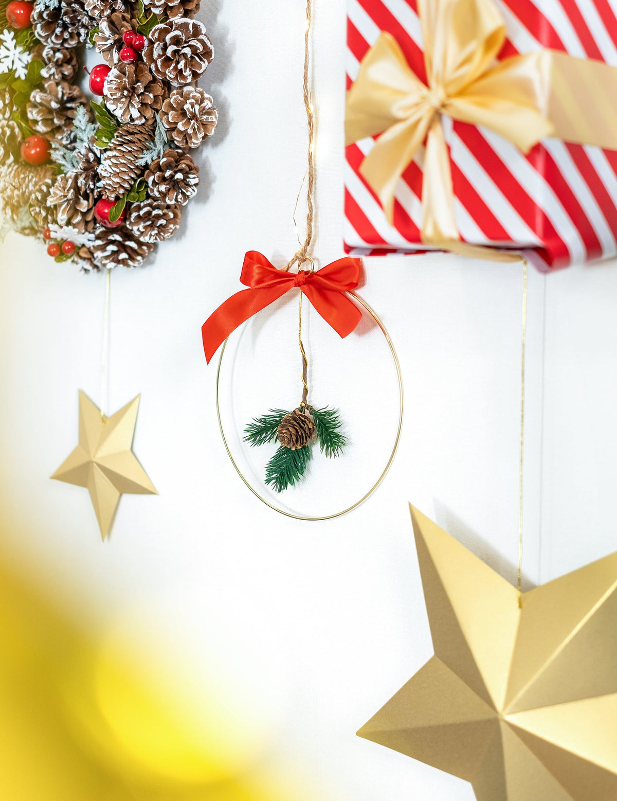 Mise en situation de Noël des cercles en métal pour couronnes pour décoration dorés