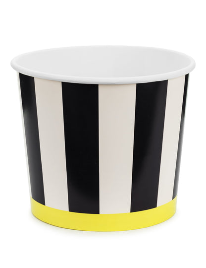 Mise en situation des pots à snacks en carton à rayures noires et blanches avec base jaune