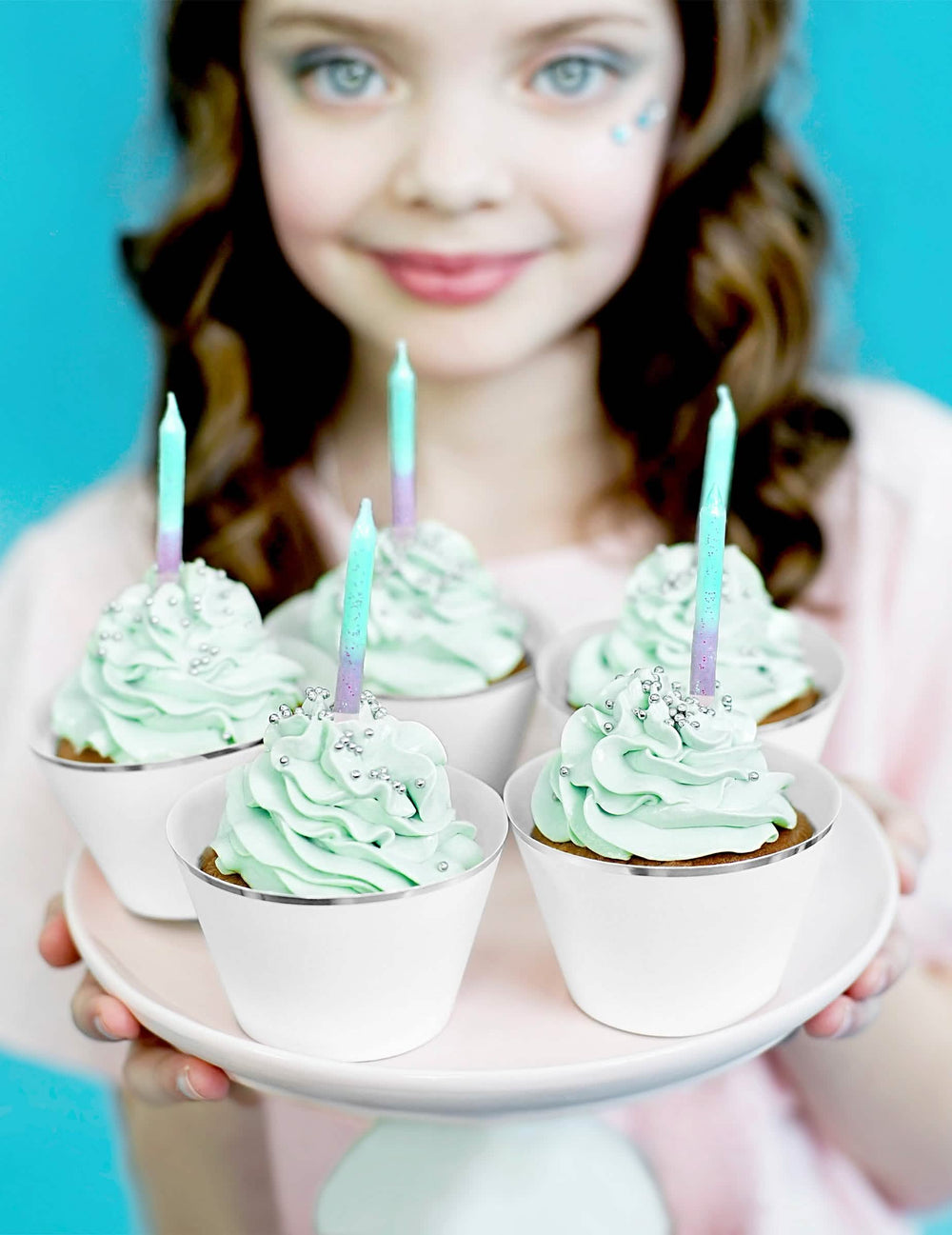 Colocação em cupcakes de velas de aniversário iridescentes