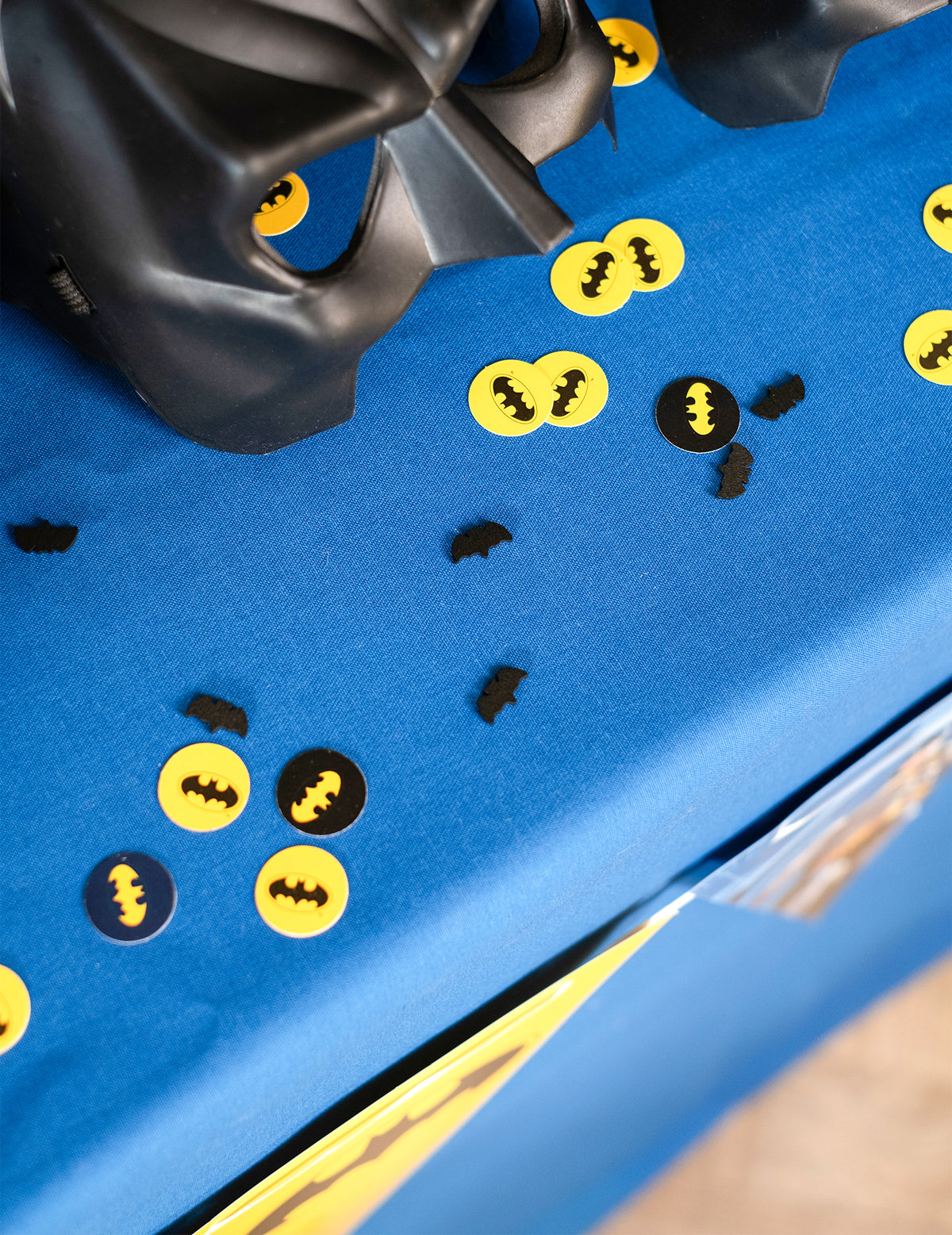 Mise en situation des 20 confettis de table chauve-souris Halloween noir