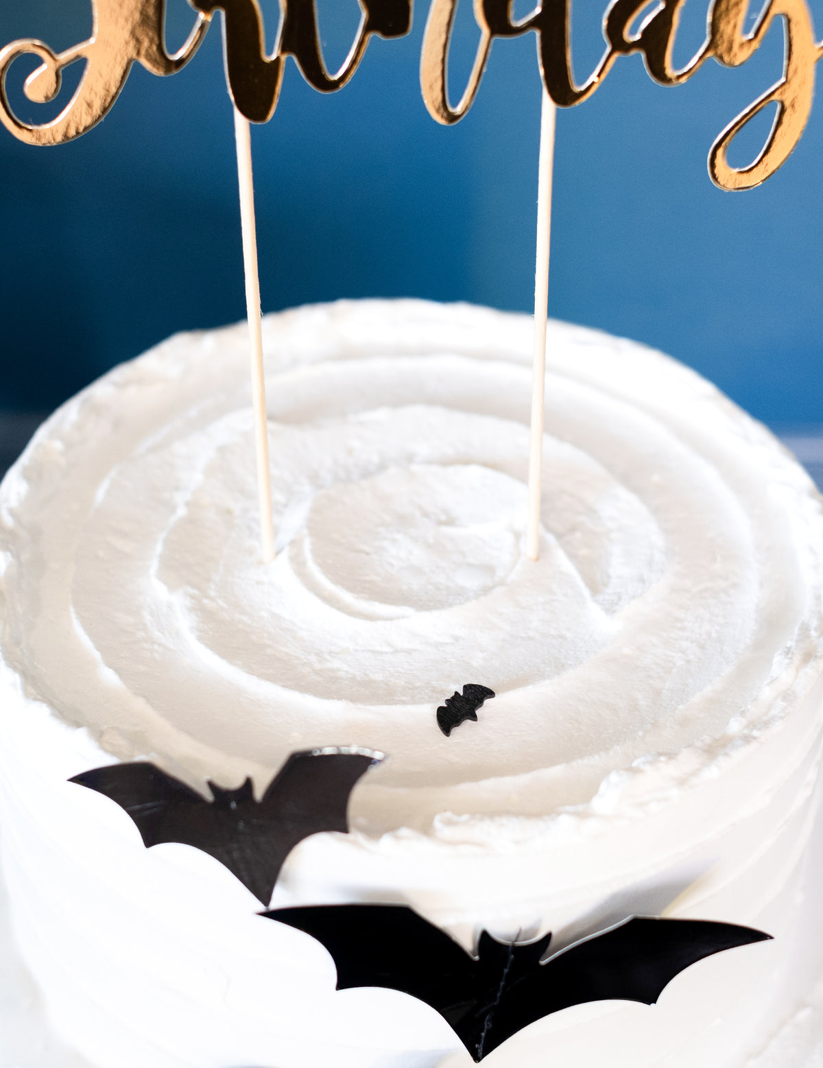Détail de l'utilisation sur un gâteau des 20 confettis de table chauve-souris Halloween noir