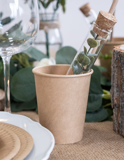 Mise en situation sur table des gobelets en carton kraft pour fête