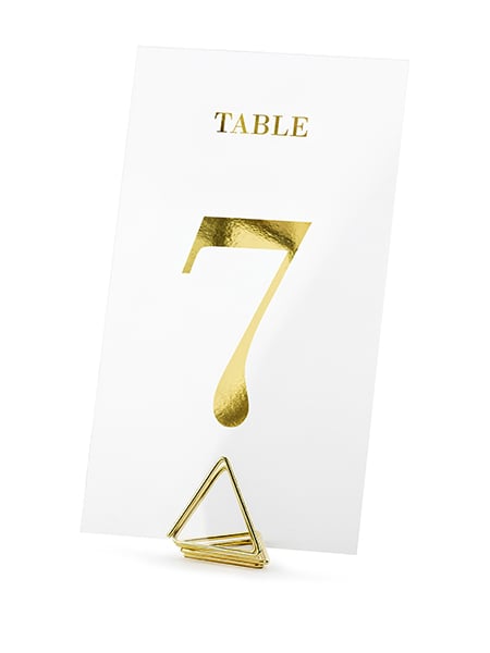 Gros plan sur le chiffre 7 et le support du marque table transparent chiffres dorés pour mariage doré