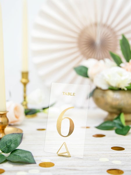 Mise en situation du marque table transparent chiffres dorés pour mariage doré