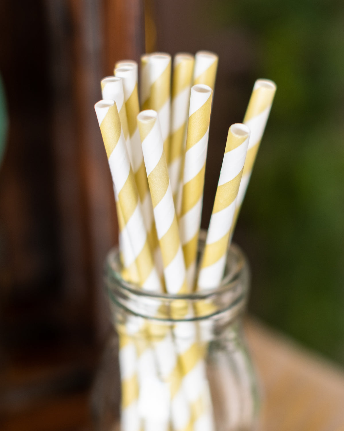 Gros plan des pailles en carton rayées pour fête dorées