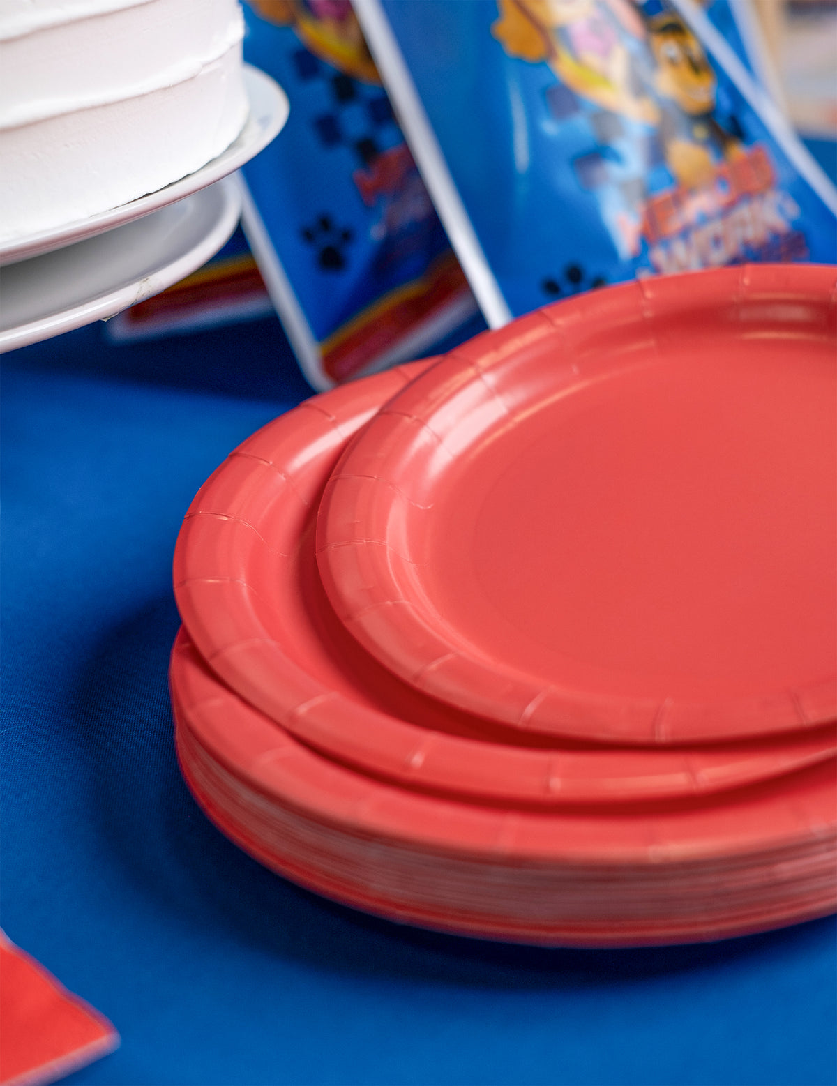 Gros plan sur la pile des assiettes rondes en carton pour dessert rouge corail