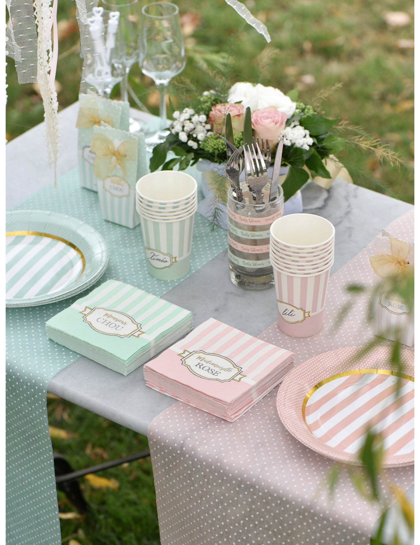 Vue d'ensemble de la table de fête des serviettes en papier baby shower monsieur chou