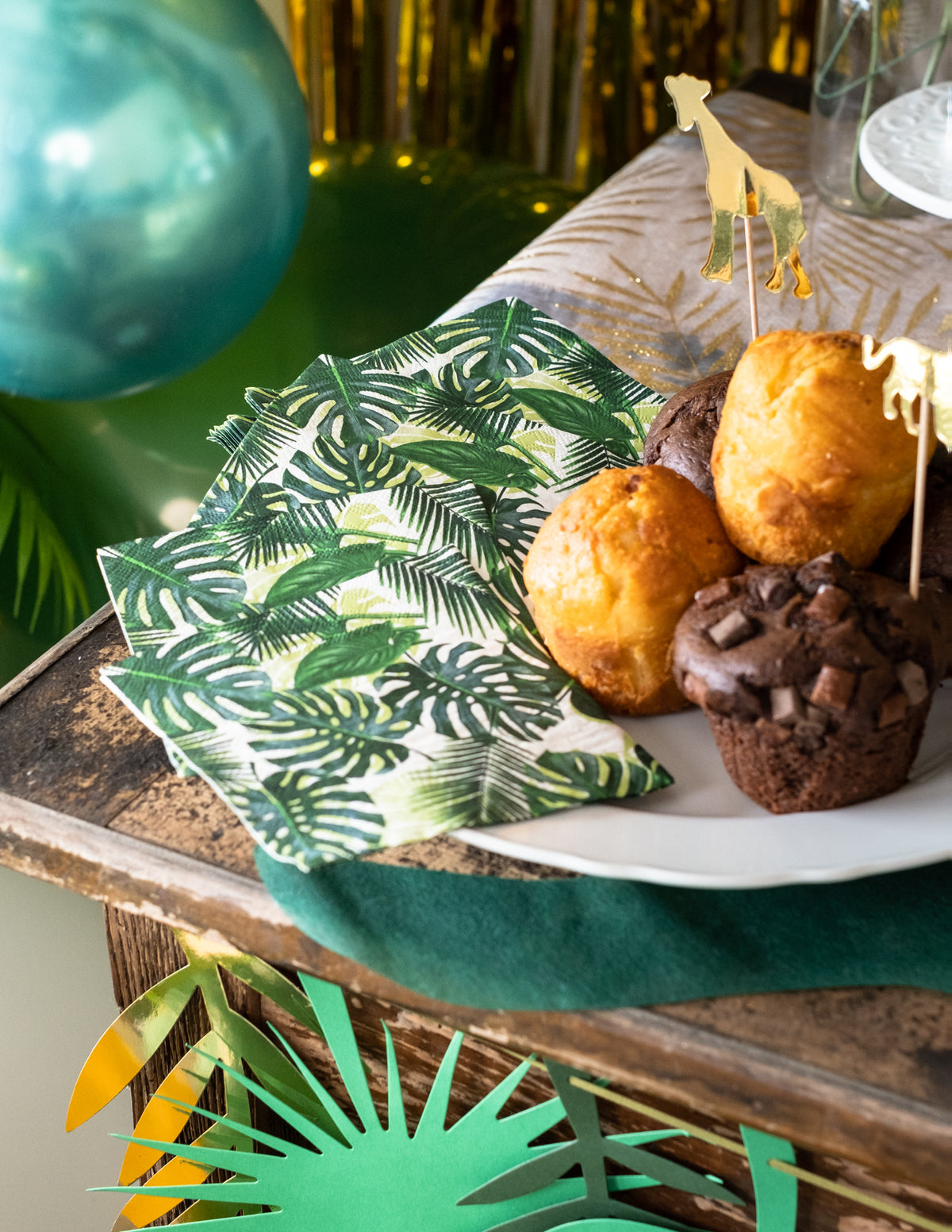 Mise en situation sur une table de fête des serviettes en papier Tropical pour fête