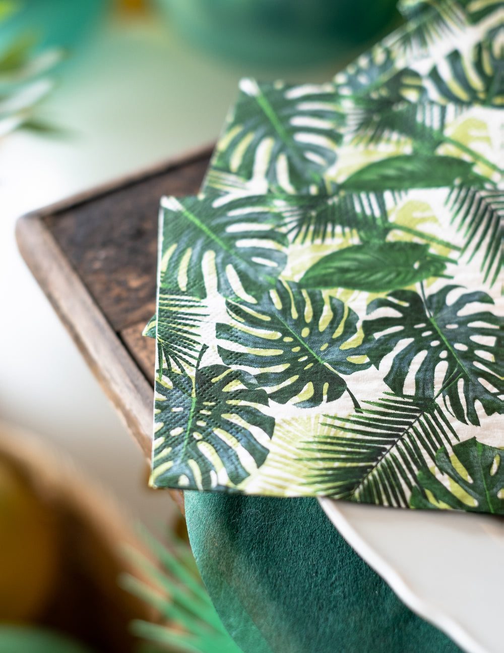 Gros plan sur les motifs des serviettes en papier Tropical pour fête