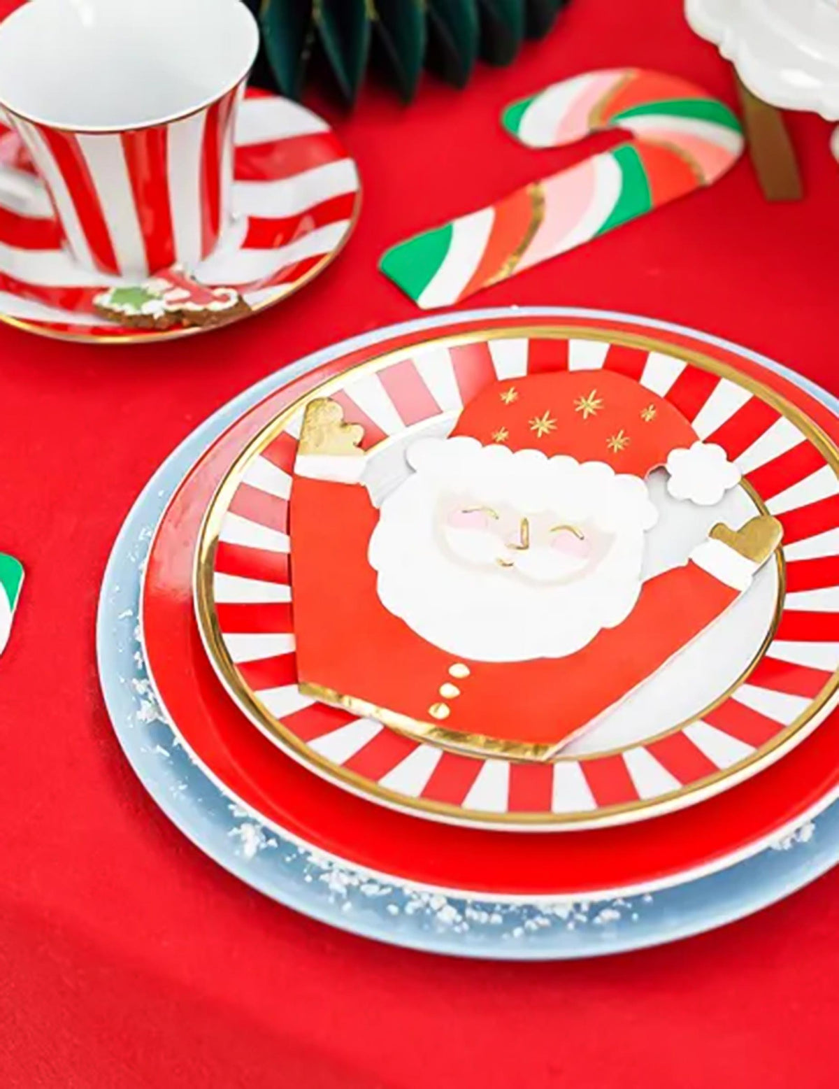 Mise en situation sur une table de fête des petites serviettes en papier Père Noël