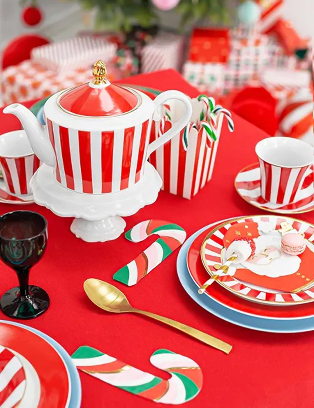 Vue d'ensemble de la table de fête des petites serviettes en papier Père Noël