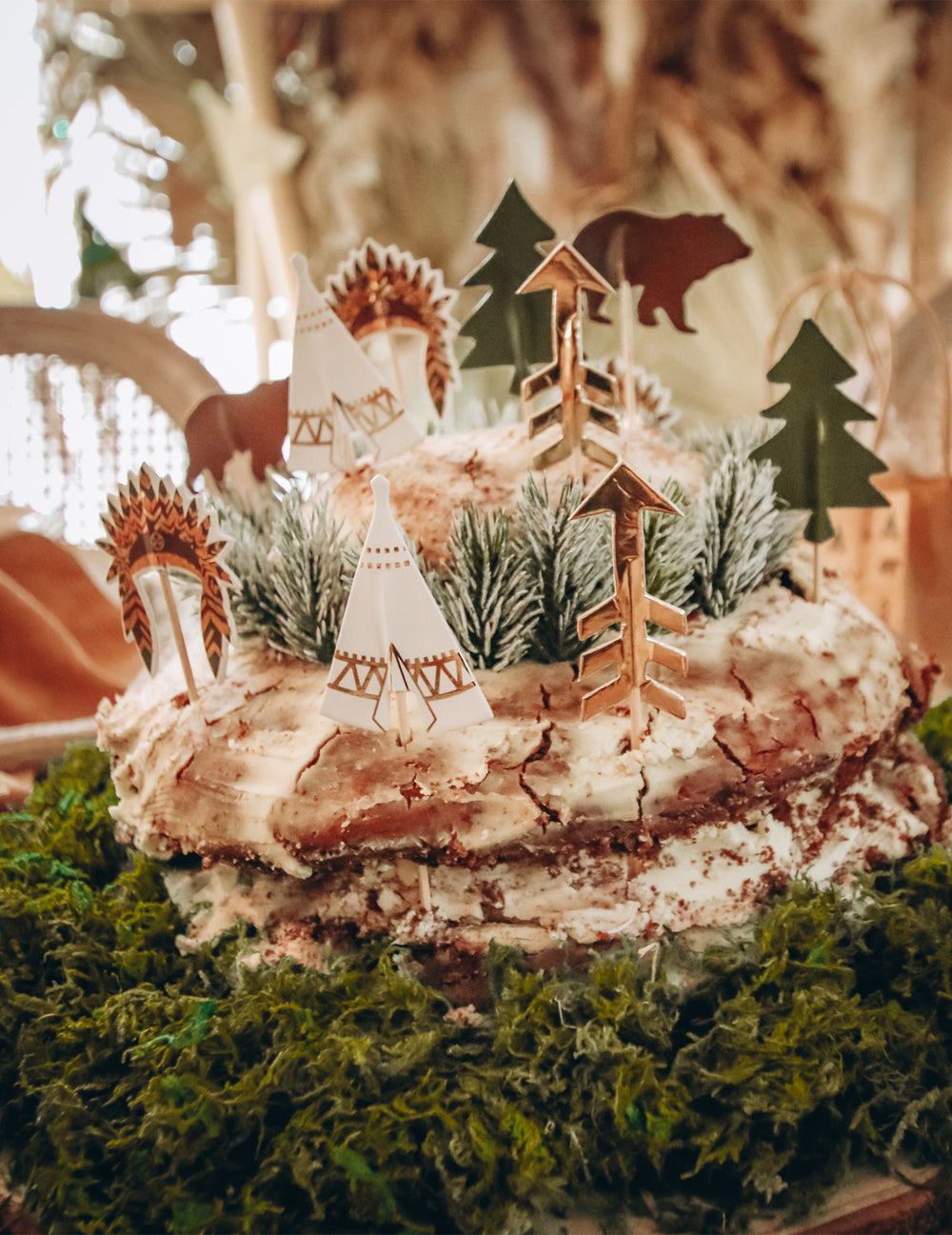 Gros plan sur les motifs des pics en bois indian forest pour gâteaux avec dorure