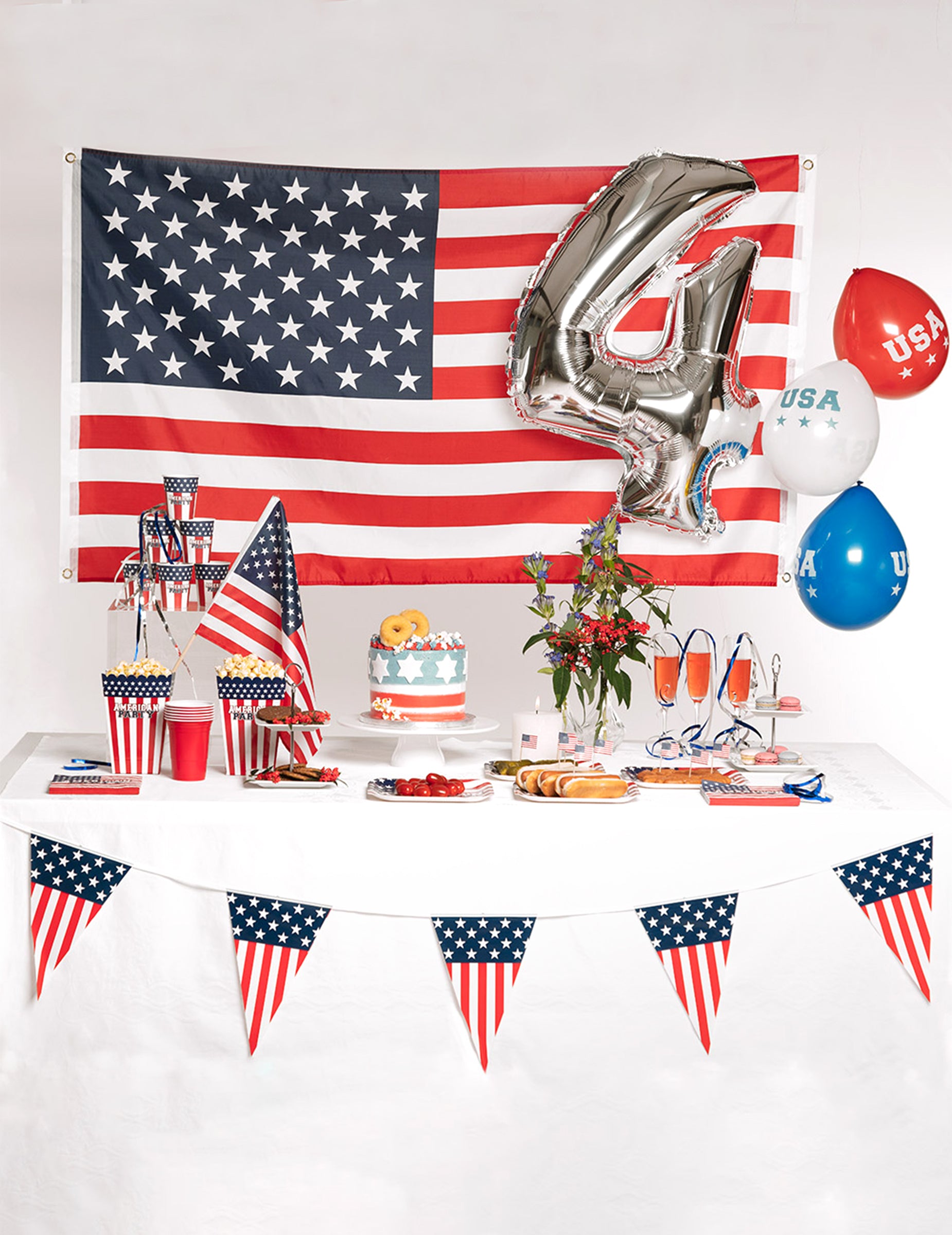 Mise en situation sur une table de fête des serviettes en papier American party