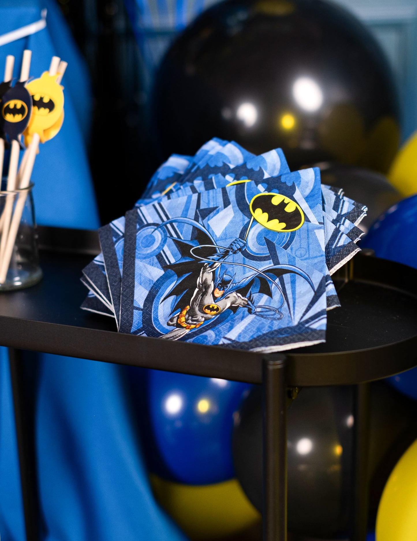 Mise en situation sur un plateau des serviettes en papier Batman