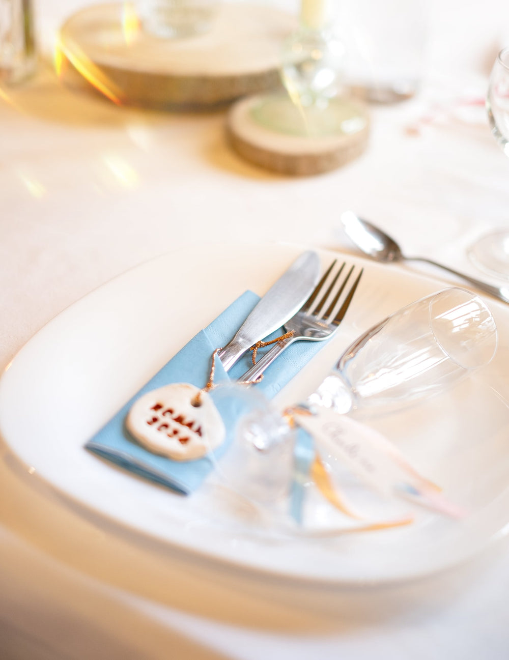 Mise en situation sur une table des serviettes en papier bleu ciel