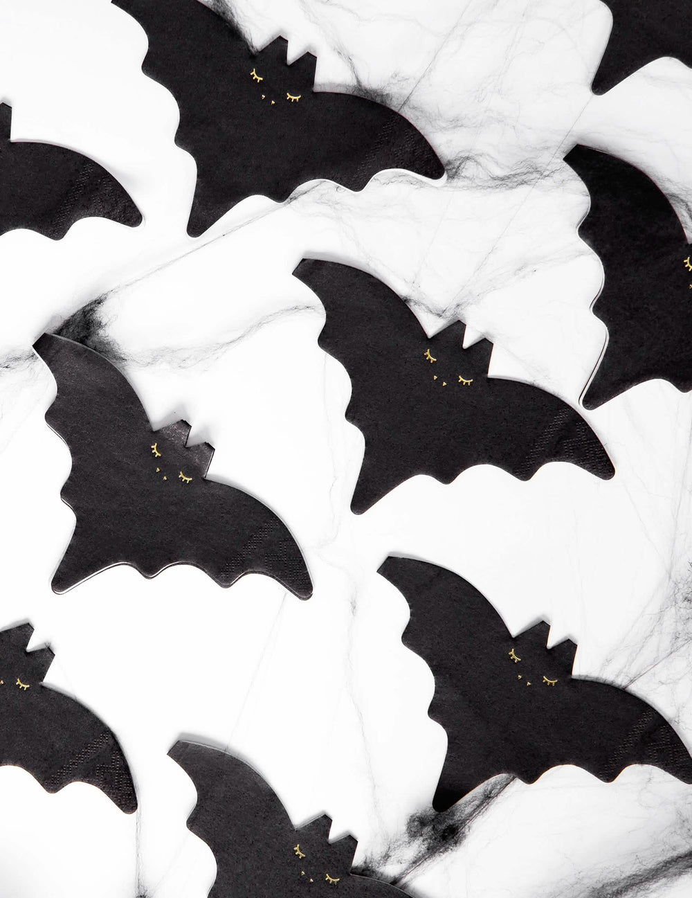 Vista geral de vários guardanapos de papel com morcego para halloween