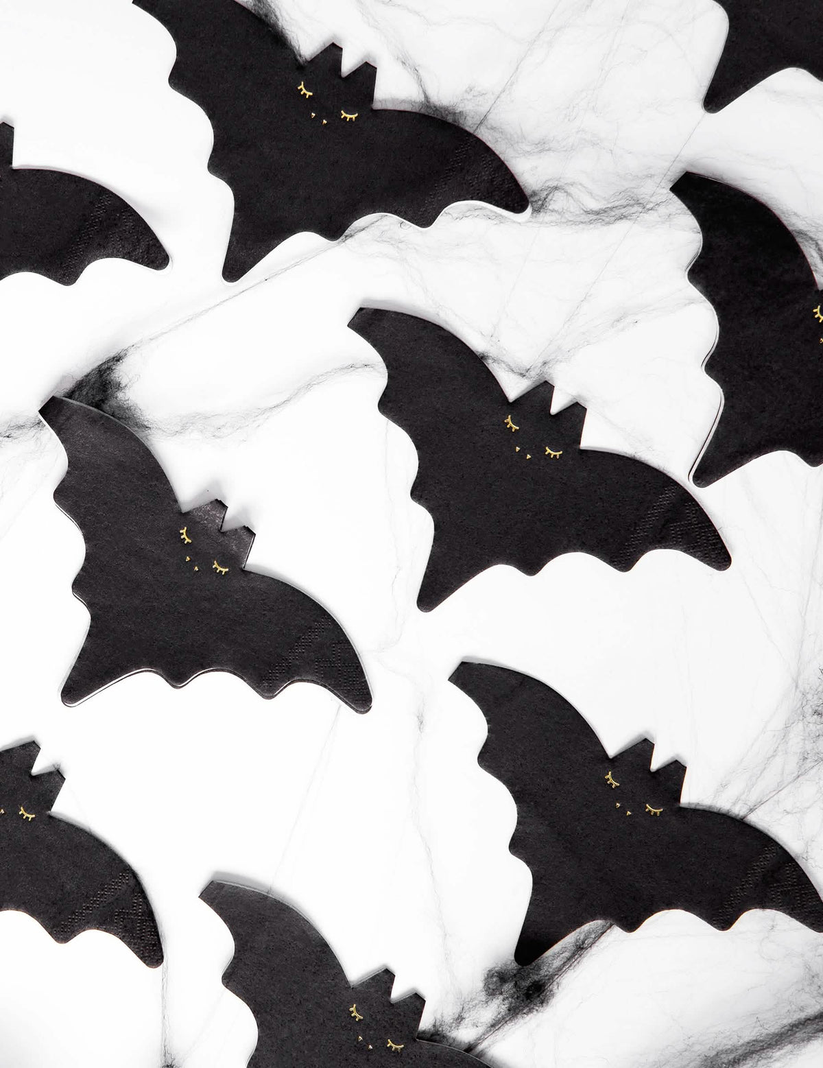 Vista geral de vários guardanapos de papel com morcego para halloween