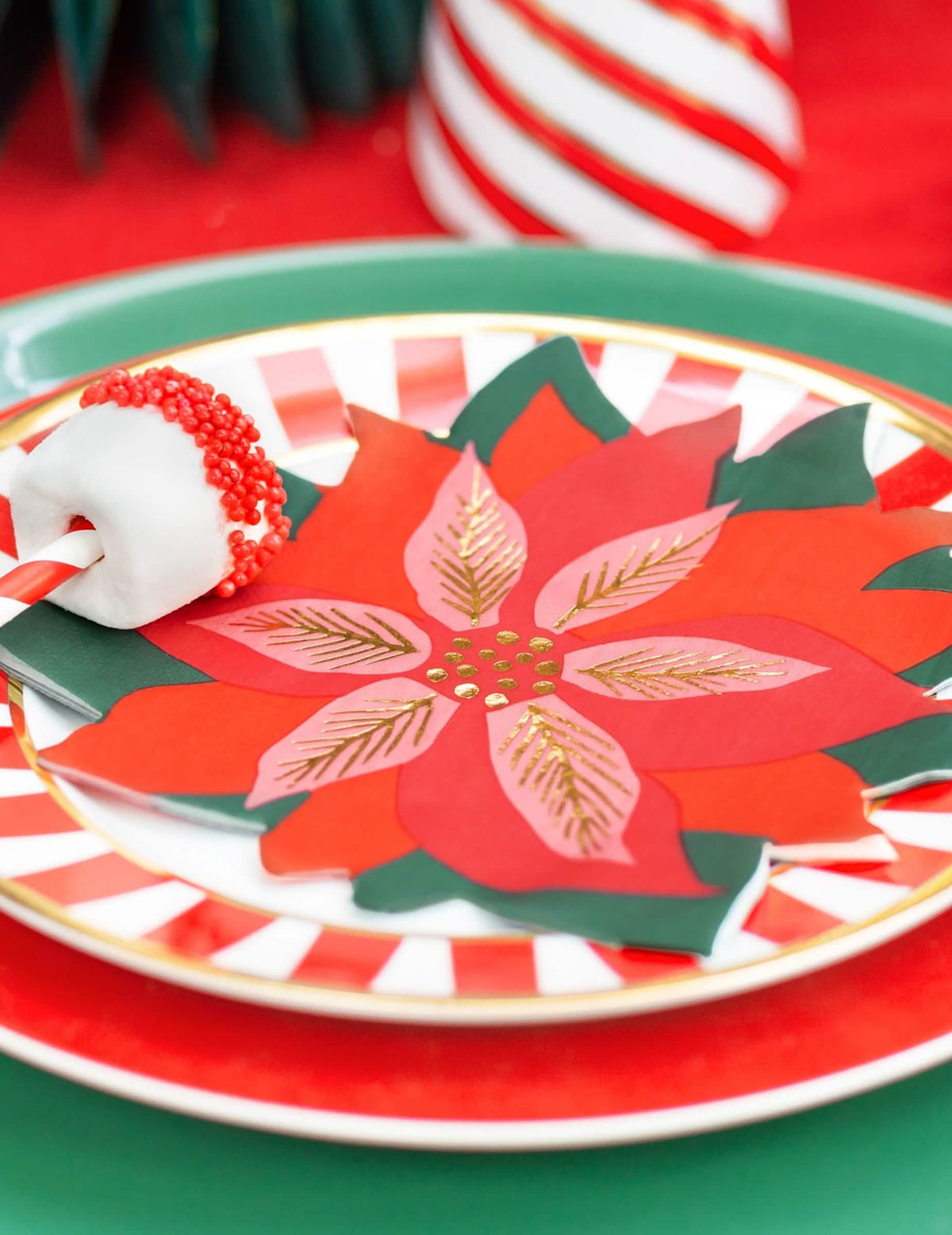 Cenário sobre uma mesa de guardanapos flor de natal poinsétia