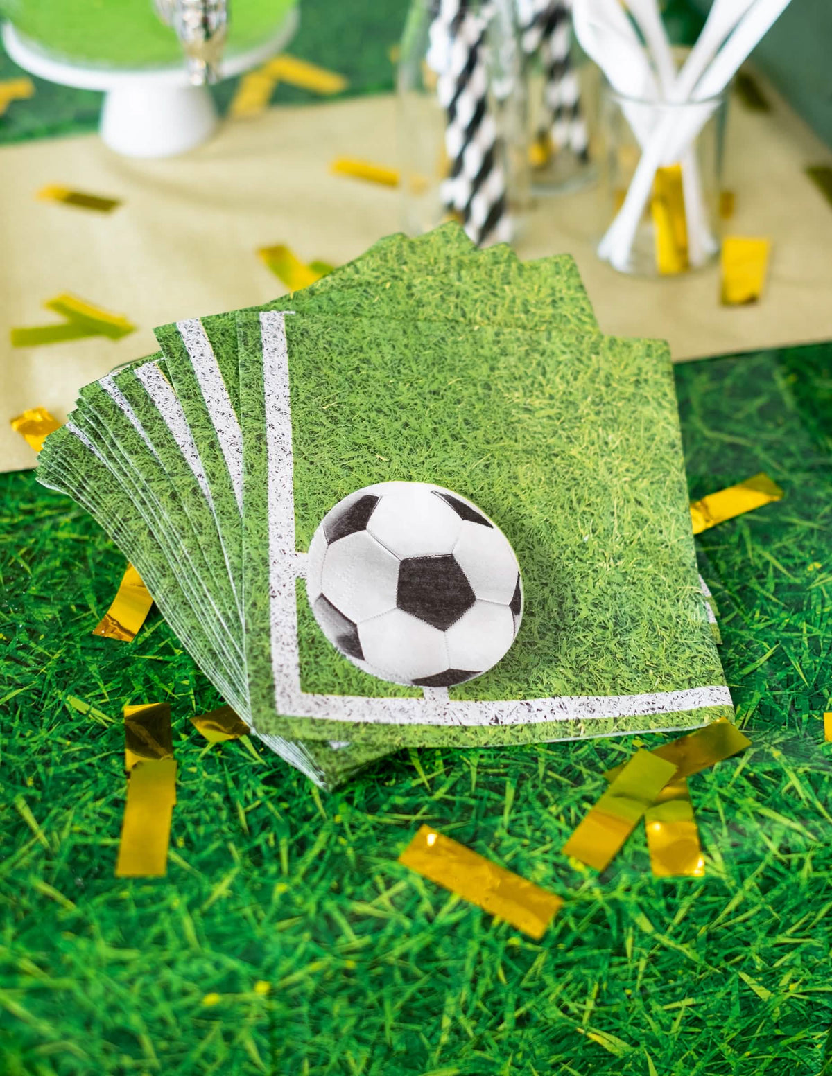 Vista em leque do lote de guardanapos de papel de futebol para festa