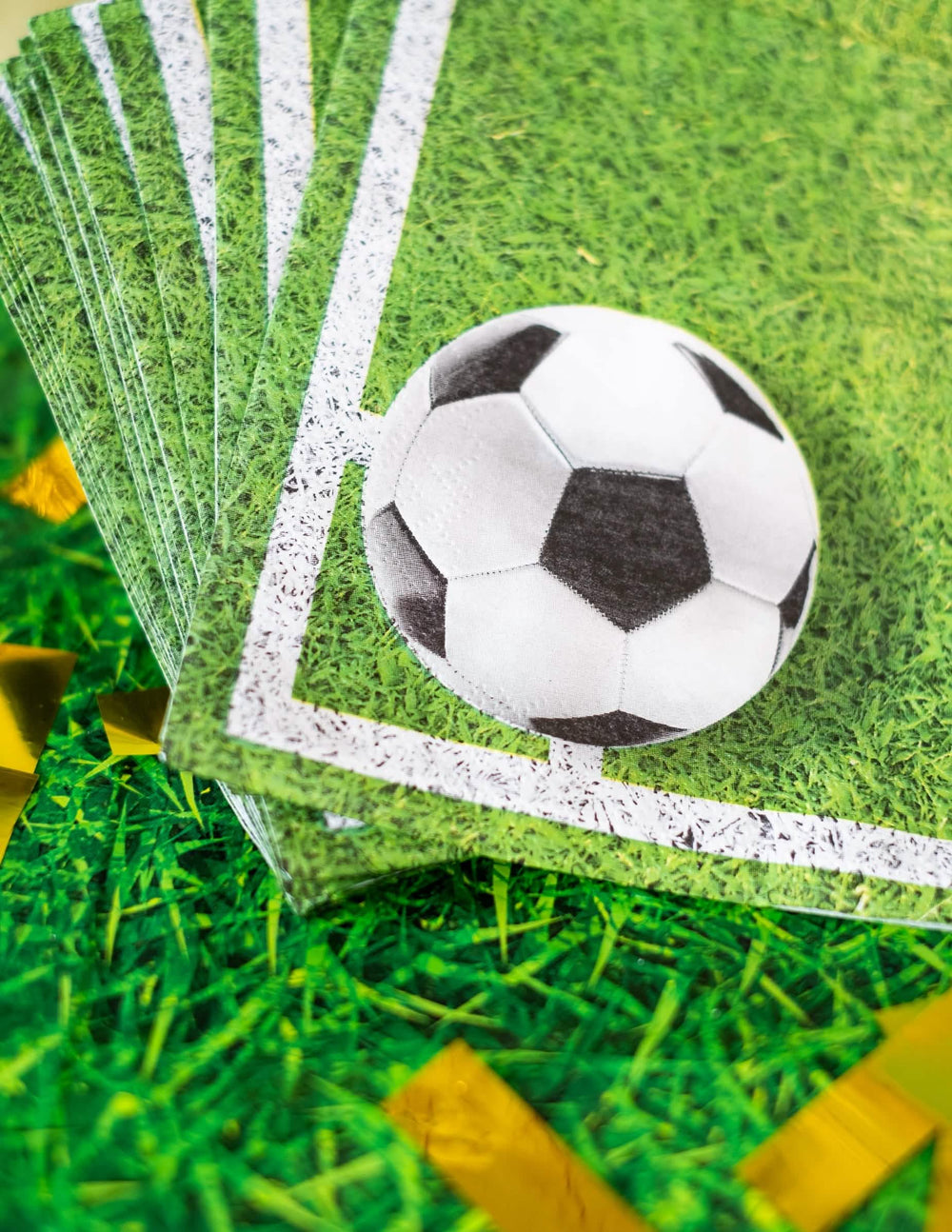 Grande aproximação do motivo bola e relva dos guardanapos de papel de futebol para festa