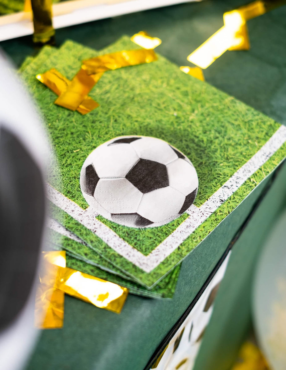 Zoom sobre o padrão de bola dos guardanapos de futebol para festa