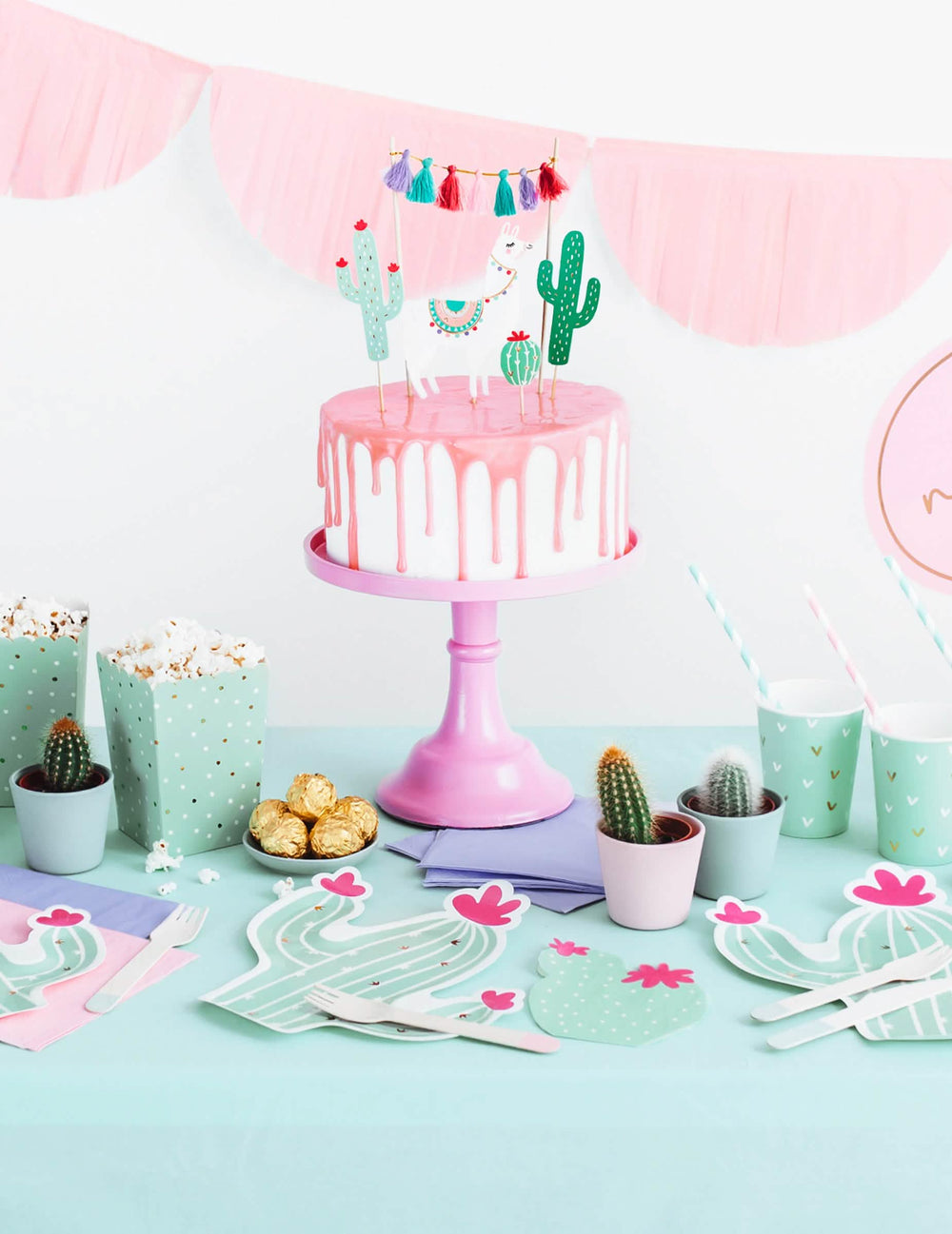 Mise en situação sobre uma mesa de festa de guardanapos cactus menta e fúcsia