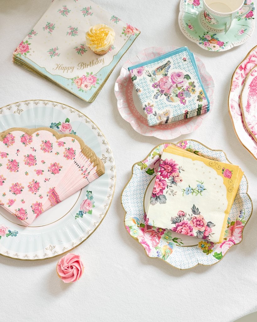 Mise en situation des serviettes en papier Happy Birthday pour thé entre copines fleurs roses