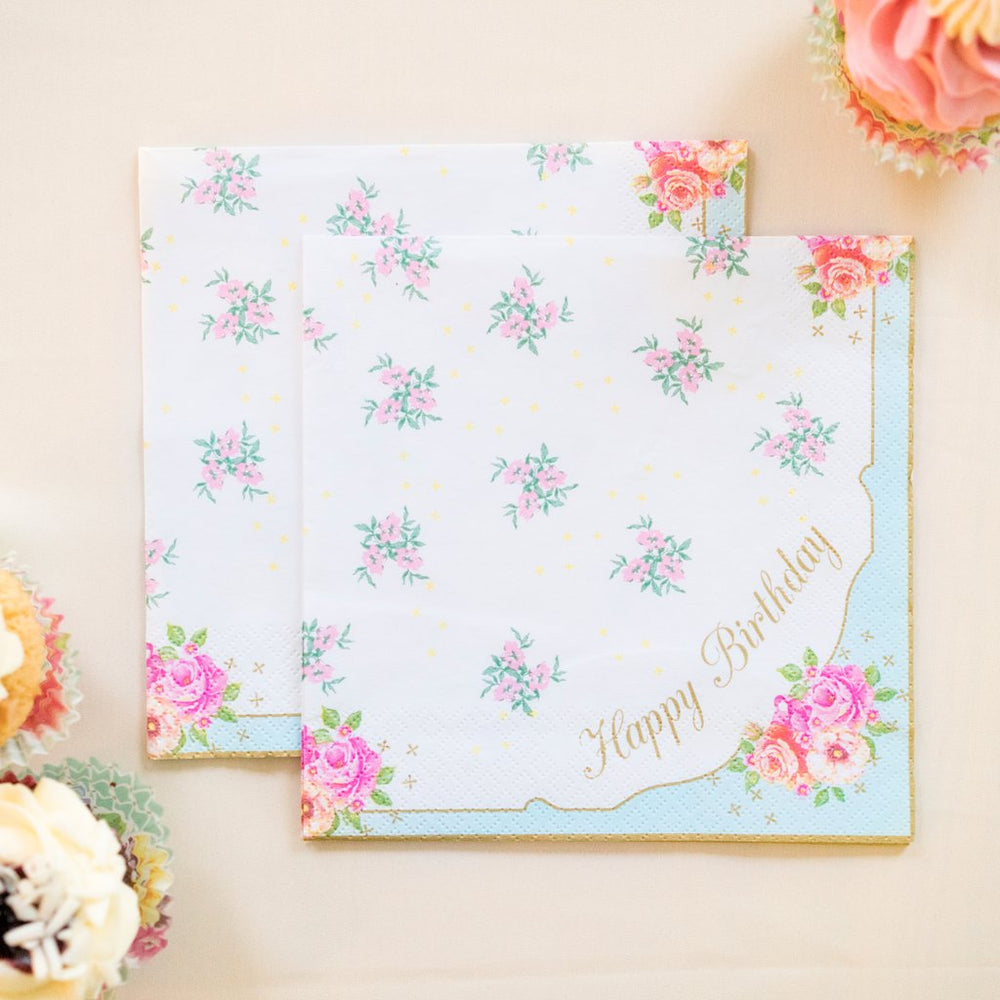 Détail de l'inscription dorée des serviettes en papier Happy Birthday pour thé entre copines fleurs roses