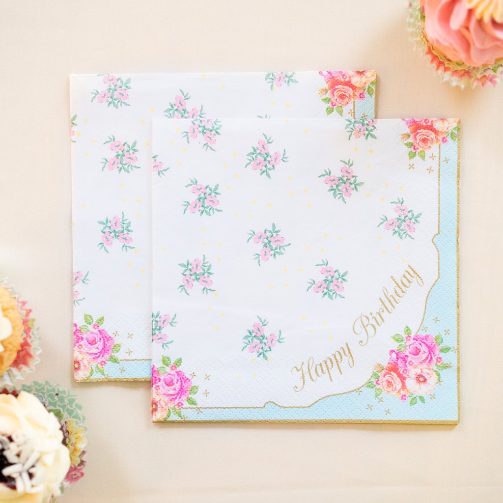 Détail de l'inscription dorée des serviettes en papier Happy Birthday pour thé entre copines fleurs roses