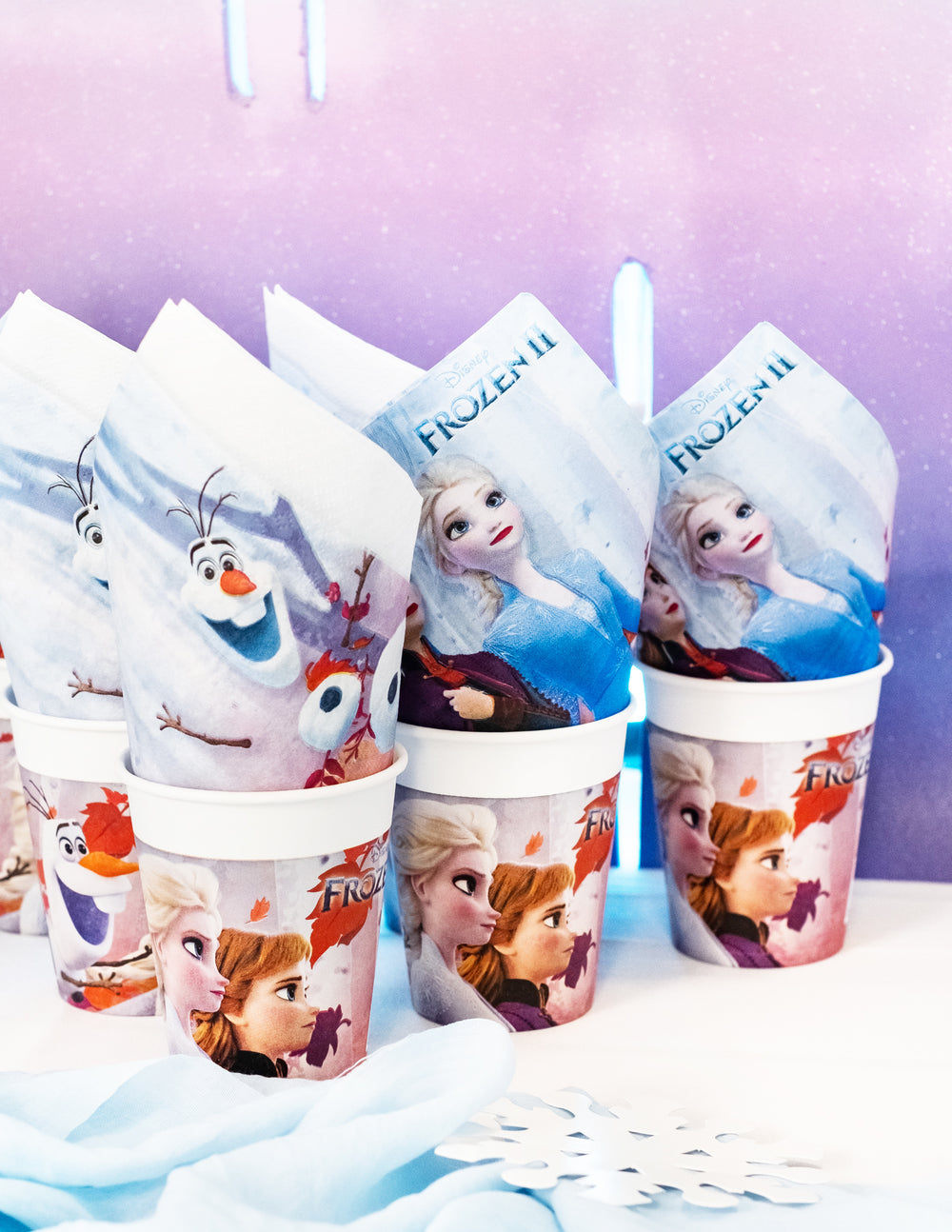 Détail de la présentation dans des gobelets des serviettes en papier La Reine des Neiges 2