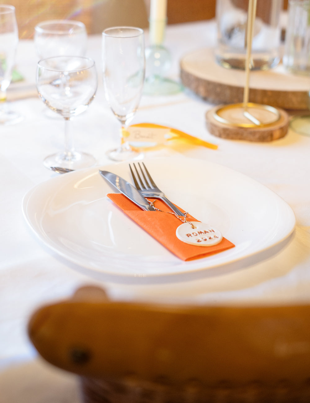 Pliage en porte-couverts sur une assiette des serviettes en papier pour fête