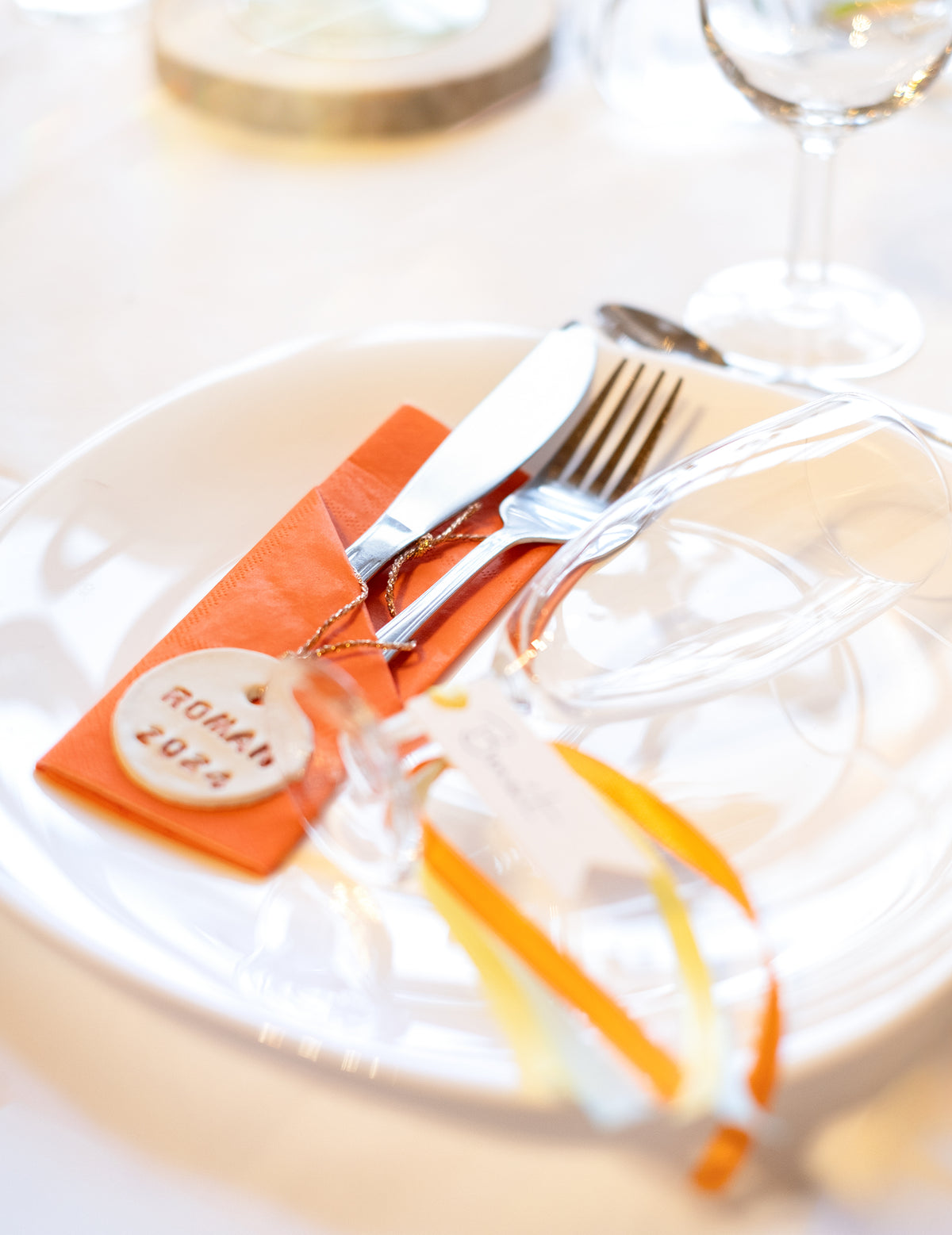 Détail du pliage en porte-couverts des serviettes en papier pour fête orange