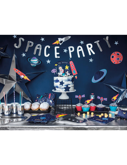 Mise en situation sur une table de fête des serviettes en papier Space Adventure
