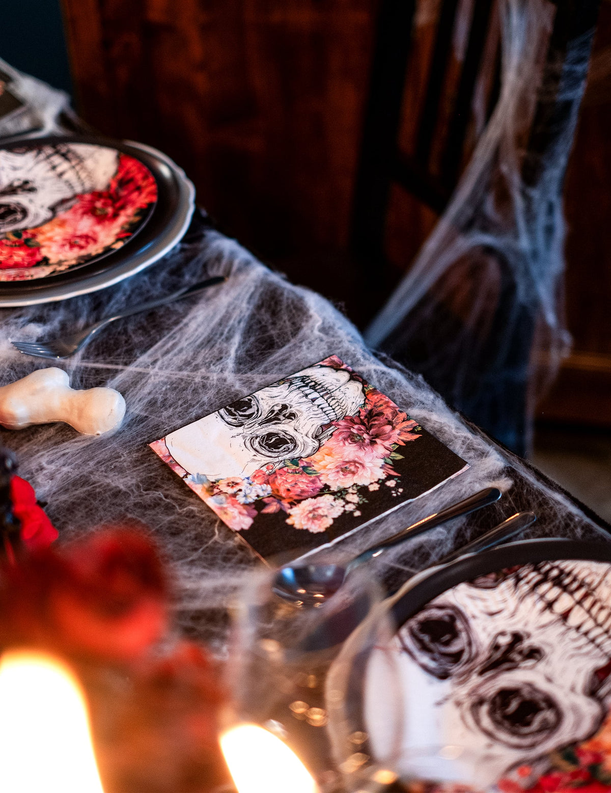 Mise en situation sur une table de fête des serviettes en papier squelette fleuri