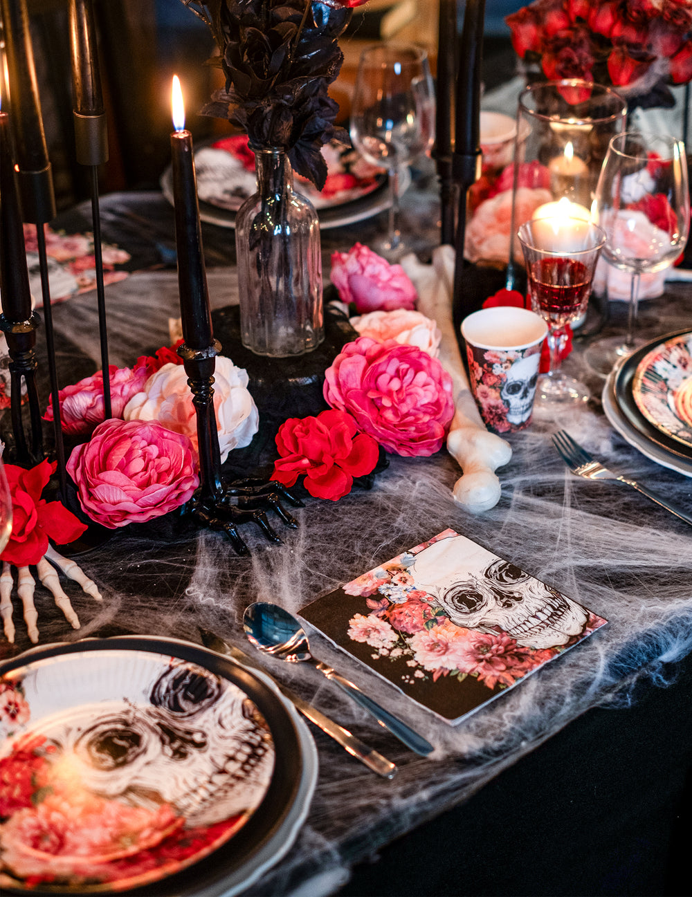 Ambiance de table d'Halloween des serviettes en papier squelette fleuri