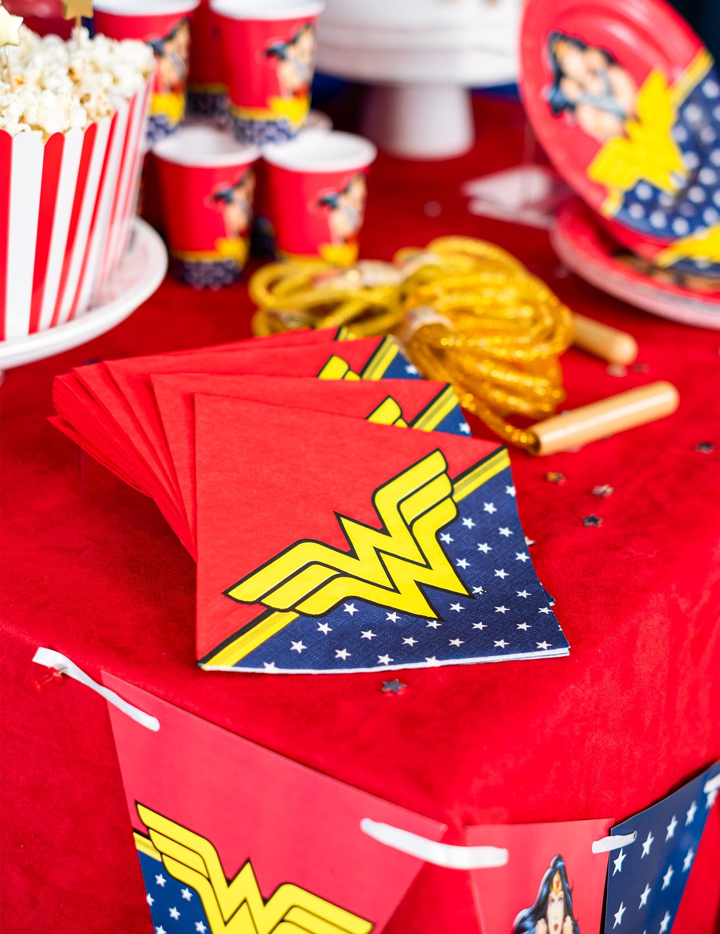 Décoration de table avec les serviettes en papier Wonder Woman