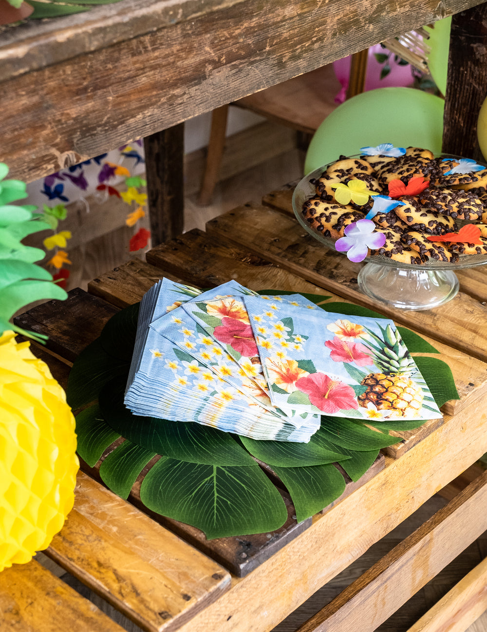 Mise en ambiance des serviettes Hawaii party