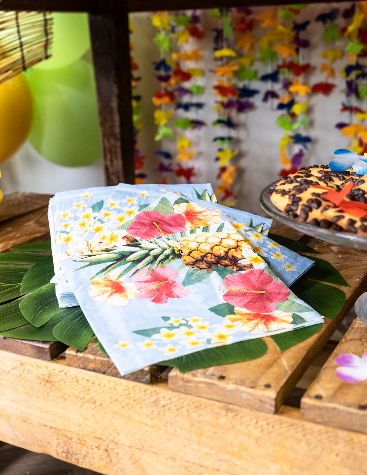 Gros plan sur la pile des serviettes Hawaii party