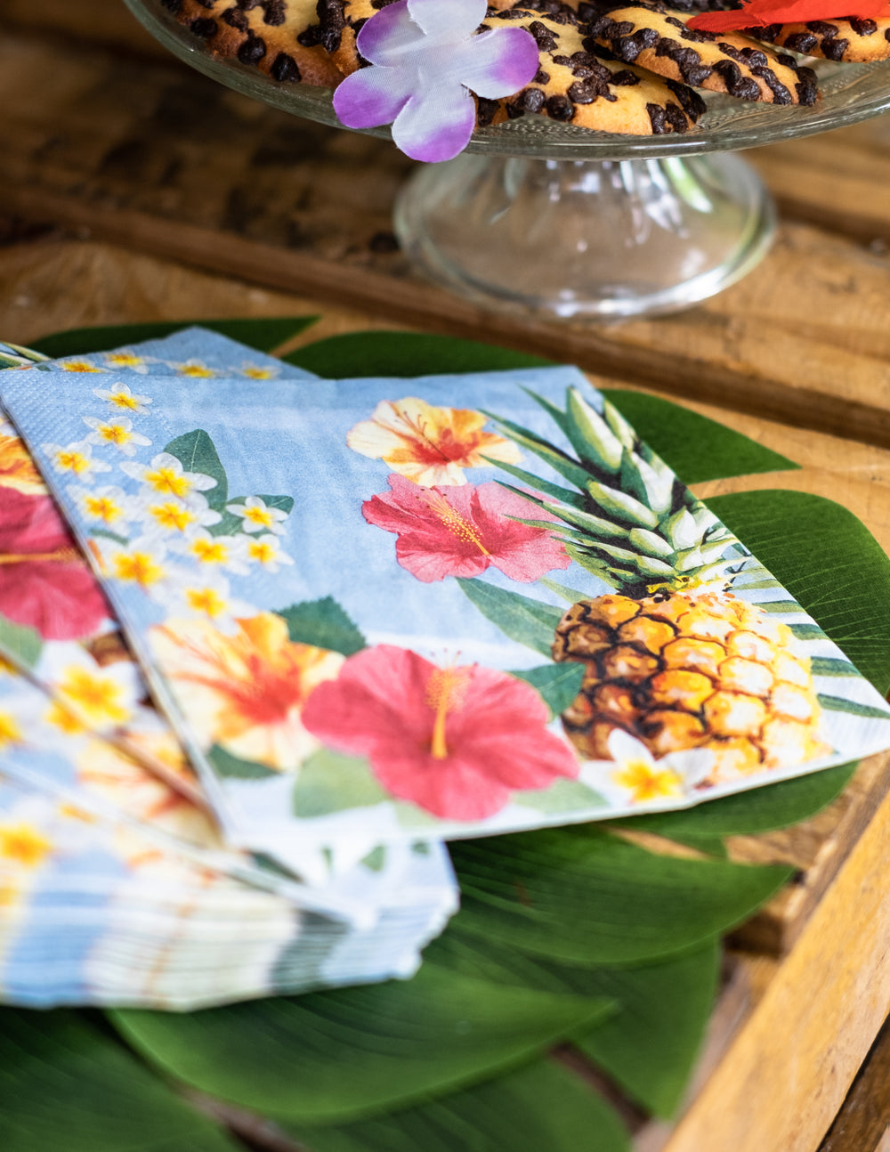 Détail des motifs tropicaux des serviettes Hawaii party