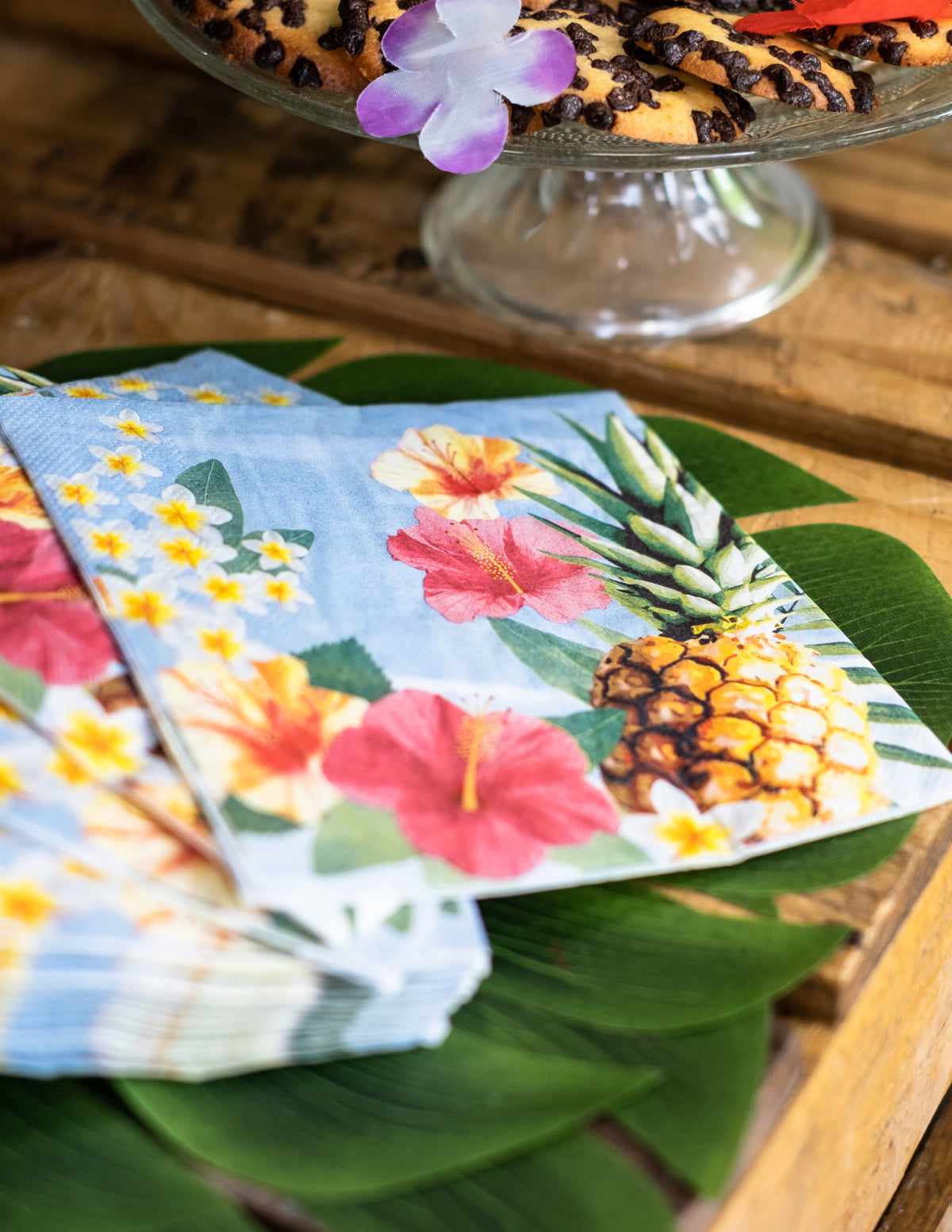 Détail des motifs tropicaux des serviettes Hawaii party